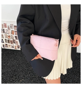 Nahaufnahme der rosa gesteppten Baumwolltasche mit dem besonderen Dreiecks-Reißverschluss