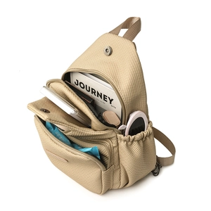 Vue de dessus d'un sac de poitrine en toile kaki avec compartiment intérieur spacieux