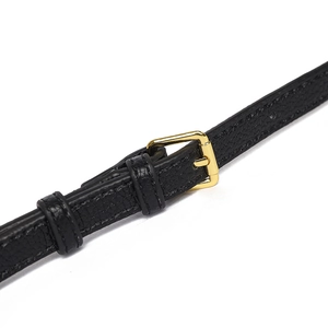 Vue macro détaillée de la bandoulière en cuir noir avec boucle dorée et grain lychee