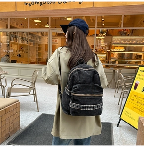 Photo lifestyle d'un sac à dos en jean noir délavé affichant un style de rue décontracté