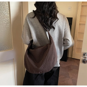 Detalle del bolso hobo de cuadros con correa ancha y diseño de caída de gran capacidad