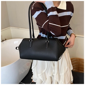 Dettaglio borsa bowling in pelle martellata nera con finiture argento a tracolla