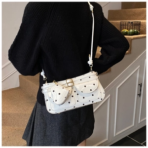 Schicke schwarze Polka-Dot Umhängetasche mit herzförmigem Geldbeutel am Kettenriemen
