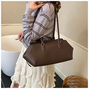 Borsa bowling marrone a spalla con grande capacità per uno stile chic e alla moda