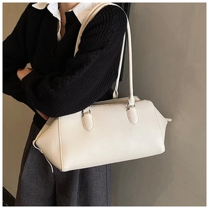 Borsa bowling in pelle martellata bianco crema con doppi spallacci per uso a spalla