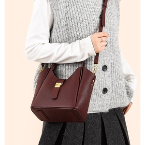 Sac seau en cuir bordeaux avec ferrures dorées et bandoulière pour femmes