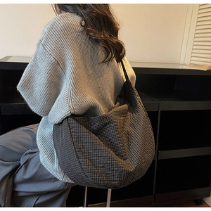 Bolso hobo grande con estampado de cuadros oscuros llevado al hombro para el diario