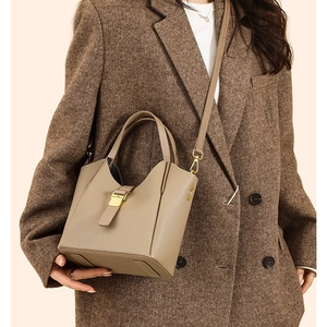 Sac seau élégant taupe à texture litchi avec boucle dorée et bandoulière