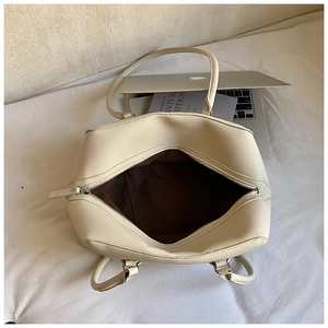 Vista dall'alto della borsa bowling in pelle beige con fodera marrone e interno ampio