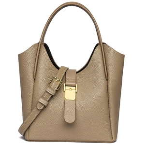 Sac seau en cuir grainé gris éléphant avec détails dorés et bandoulière réglable
