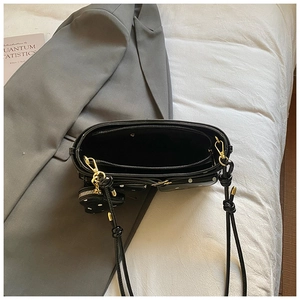 Draufsicht der Schultertasche mit Polka Dots, Gold-Hardware und Innen-Reißverschluss