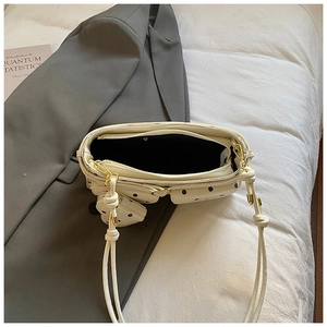 Polka-Dot-Schultertasche mit Herzanhänger, Reißverschluss und Knotendetail am Gurt