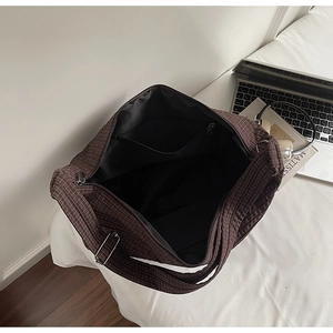 Vista interior del bolso tote de cuadros marrones con gran capacidad y bolsillo