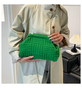 Detalle de bolso nube verde brillante con textura de cuadros y cadena de plata fina