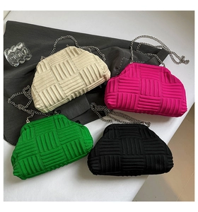 Detalle de bolsos grandes de punto en cuatro colores con diseño de cuadros y cadena de metal