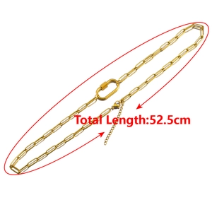 Gedetailleerd beeld van gouden paperclip ketting met karabijnsluiting en 52,5 cm lengte