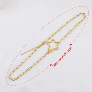 Detail van gouden paperclip ketting met ster hanger en totale lengte indicatie van 54,5 cm
