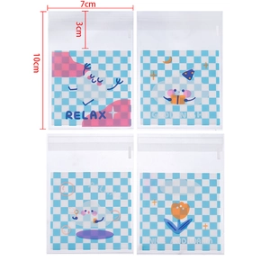 Detalle de bolsas transparentes 7x10cm con dibujos animados y diseño de cuadros
