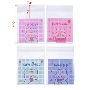 Detalle de bolsas transparentes de 7x10cm con cuatro estampados de animales y patrones a cuadros