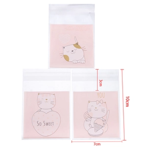 Dettaglio dei sacchetti rosa con gatti per confezioni regalo con chiusura adesiva