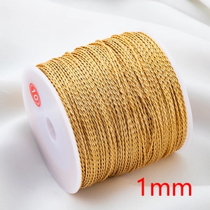 Nahaufnahme der 1mm goldfarbenen Kordel auf weißer Spule für DIY-Schmuck und Basteln