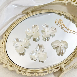 Detail van onregelmatige bloembladvormige kralen met parelglans voor DIY sieraden maken