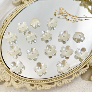 Macro-opname van parelwitte acryl bloemkralen voor het maken van DIY-sieraden en armbanden