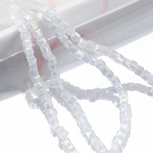 Quadratische irisierende Glasperlen in Milchweiß für DIY-Schmuck und Bastelarbeiten