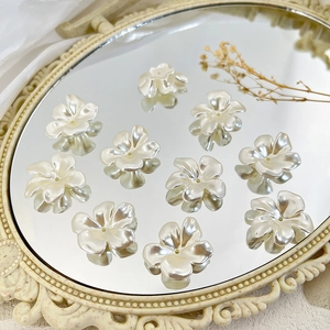 Macro-opname van crème parelbloem kralen met middengat voor DIY sieraden maken