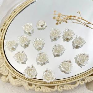 Macro-opname van crème harsrooskralen met parelglans voor doe-het-zelf sieraden