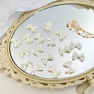 Onregelmatige parelwitte strikkralen voor DIY-armbanden op een elegante vintage spiegel