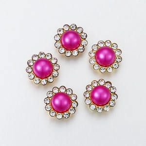 Lot de 5 boutons perle rose fuchsia avec strass blancs et monture dorée