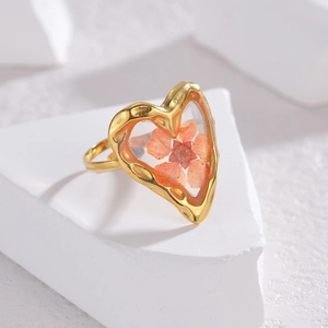 Anillo ajustable de oro 18K con flor seca naranja en forma de corazón y resina