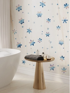 Gros plan de stickers muraux flocons de neige dégradés bleu et violet sur mur de marbre