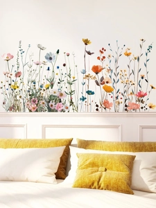 Sticker mural floral avec des fleurs sauvages colorées sur un panneau mural blanc