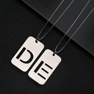 Colliers avec pendentifs lettres D et E évidées en acier inoxydable argenté minimaliste