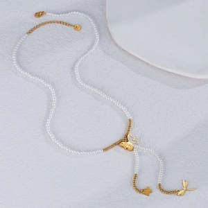 Collier en perles avec pendentif papillon doré 18K et pampilles en acier inoxydable