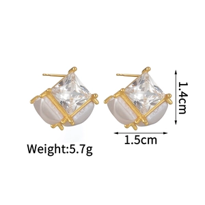 Quadratische Ohrstecker aus 18K vergoldetem Edelstahl mit Zirkonia und Perlmuttbesatz