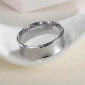 Μινιμαλιστικό δαχτυλίδι 8mm από ανοξείδωτο ατσάλι με βουρτσισμένη υφή και γυαλισμένο εσωτερικό