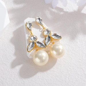 Boucles d'oreilles dorées élégantes avec zircons et grandes perles blanches pour femmes