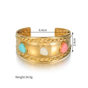 Vue détaillée d'un large bracelet doré avec pierres colorées et ses dimensions