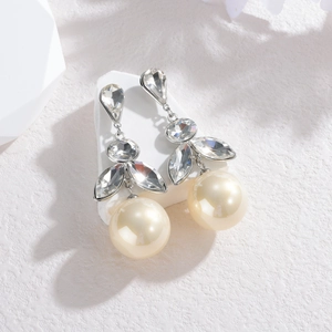 Boucles d'oreilles élégantes en acier inoxydable avec zircone et perles de crème rondes