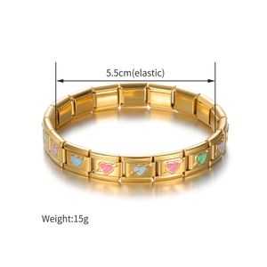 Vista dettagliata del bracciale elastico dorato con moduli a cuore colorati e diametro 5,5 cm
