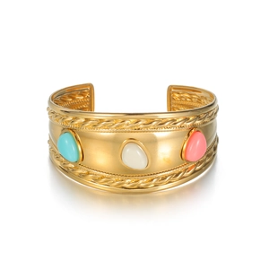 Bracelet manchette doré bohème avec pierres colorées et bordure torsadée sur fond blanc