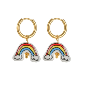 Créoles dorées bohèmes avec pendentifs arc-en-ciel colorés et nuages blancs en émail