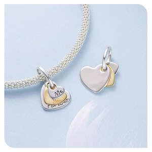 Makroaufnahme von S925 Silber Herzanhängern mit Me und You Forever Gravur für Armbänder