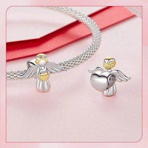 Makroansicht des S925 Silber-Engelsanhängers mit goldenem Herz an der Schlangenkette