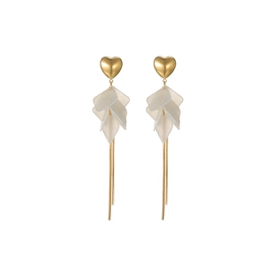 Boucles d'oreilles cœur en or 18K avec pétales blancs et longues chaînes à pompons
