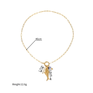 Detailansicht der 18k vergoldeten Edelstahlkette mit Fisch-Anhänger und Perlen