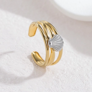 Bague ouverte à trois rangs en acier doré 18k avec détail de coquille festonnée argent